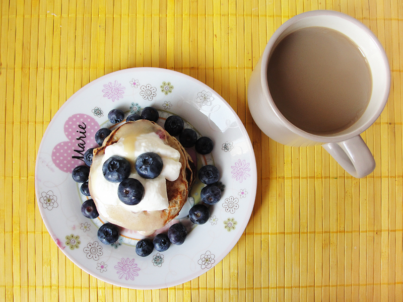 Przepis na: Placki z borówkami i miodem cytrynowym Portal Pszczelarski