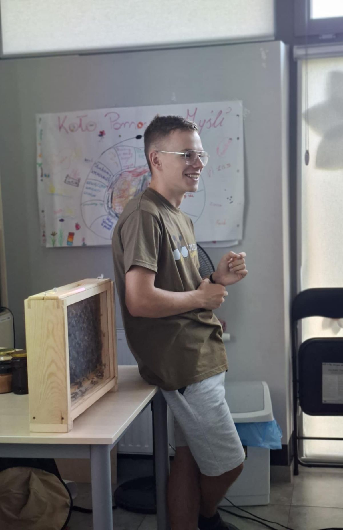 Artur Kędzierski podczas lekcji z dziećmi