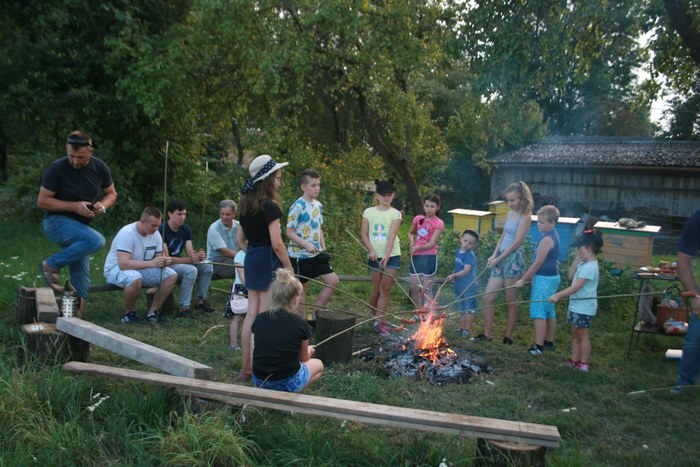 pieczenie kiełbasek koło pasieki w Bielińcu