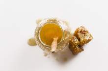 Polski miód spadziowy vs. miód Manuka - zaskakujące wyniki porównania