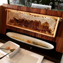 Stojak z ramką na bufet hotelowy