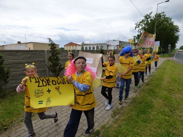 Pszczeli marsz przez Lubiane. Ratujmy pszczoły!!! Źródło zdjęcia: materiały przekazane przez p. Agnieszkę Gałwa.