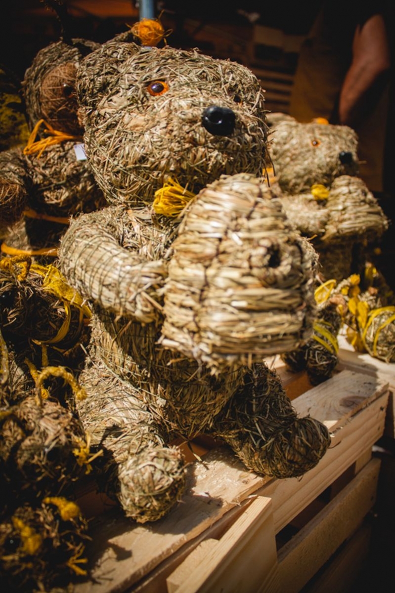 Niedźwiedź ze słomy z kószką podczas wydarzenia o nazwie: VII Święto Miodu w Pszczynie. Autor zdjęcia: Kazimierz Wiśniowski