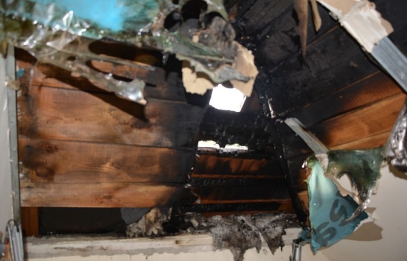 Strych po pożarze domu pszczelarza z Łojowic.