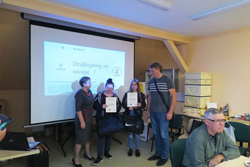 Uroczystość otwarcia pszczelej ścieżki edukacyjnej w Zespole Szkół Centrum Kształcenia Rolniczego w Rudnej. Autor zdjęcia: Zbigniew Smoła