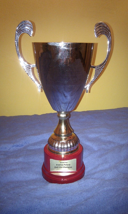 Puchar dla Enactus WSZiB za zajęcie III miejsca. Źródło zdjęcia: Enactus WSZiB.