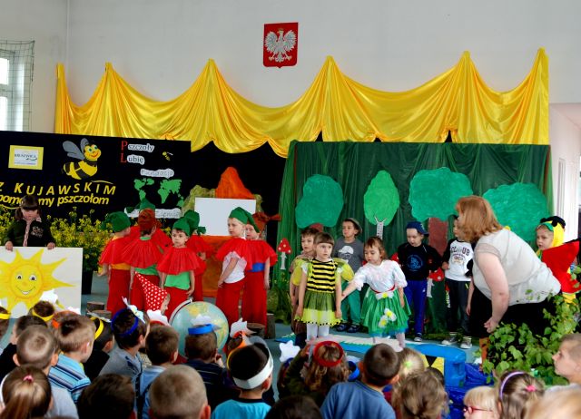 Grupa Skrzaty podczas spektaklu pt. Ratujmy naszą planetę. Materiały przekazane przez Elżbietę Piotrak i Magdalenę Palińską.