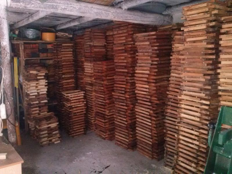 Magazyn ramek pszczelich.