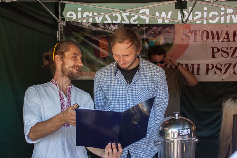 Oglądanie dyplomu pszczelarzy podczas Święta Miodu w Pszczynie. Autor zdjęcia: Kazimierz Wiśniowski