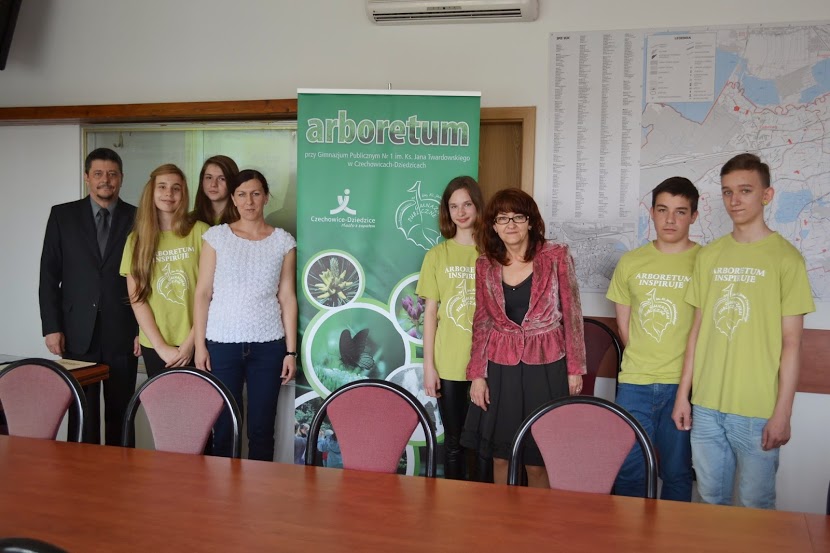 Pamiątkowe zdjęcie z wręczenia nagrody w konkursie Z Kujawskim pomagamy pszczołom. Autorka zdjęcia: Agnieszka Jurasz.