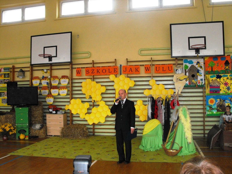 Podsumowanie projektu: W szkole jak w ulu. Na zdjęciu pan Henryk Grzesiak, dyrektor Szkoły Podstawowej im. Janusza Kusocińskiego w Hanulinie