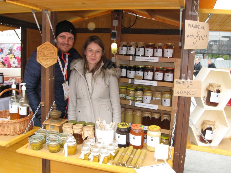 Miód i świece woskowe na jednym ze stoisk II Festiwalu Miodu w Katowicach. Autor zdjęcia: Kazimierz Wiśniowski