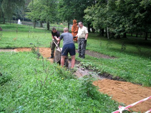 Pszczelarze podczas pracy przy tworzeniu ścieżki wewnątrz ogrodu przyjaznego pszczołom i ludziom. Autor zdjęcia: Marek Przybysz.
