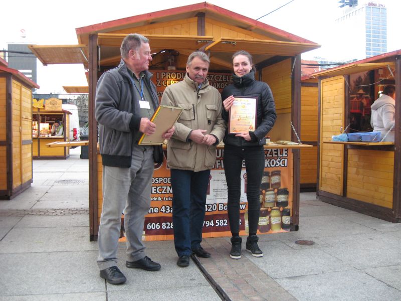 Wręczanie dyplomów podczas II Festiwalu Miodu w Katowicach. Autor zdjęcia: Kazimierz Wiśniowski