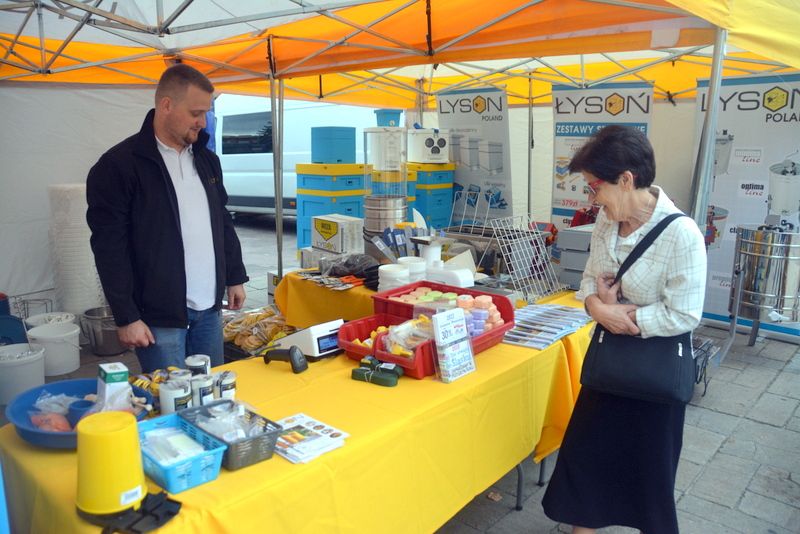 Namiot wystawienniczy firmy Łysoń podczas I Konferencji Pszczelarskiej w Brzesku (02.09.2017 r.). Autor zdjęcia: Marek Kotfis