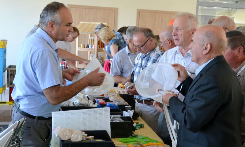 Stoisko ze sprzętem pszczelarskim na II Forum Pszczelarskim w Stalowej Woli.