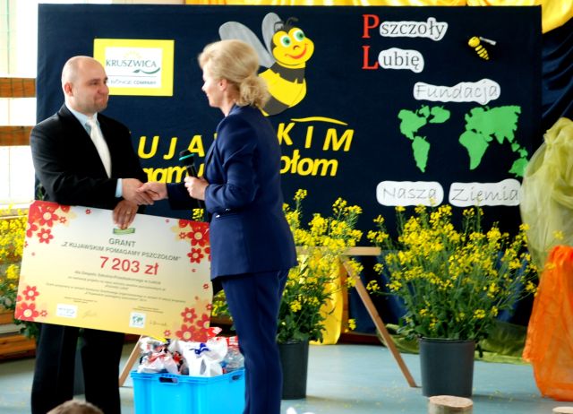 Uroczyste wręczenie nagrody grantowej Z Kujawskim pomagamy pszczołom. Materiały przekazane przez Elżbietę Piotrak i Magdalenę Palińską.