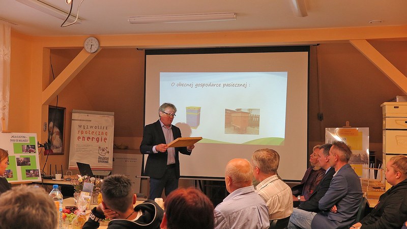 Uroczystość otwarcia pszczelej ścieżki edukacyjnej w Zespole Szkół Centrum Kształcenia Rolniczego w Rudnej. Autor zdjęcia: Zbigniew Smoła