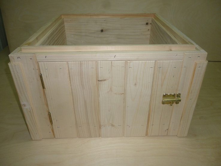 Unikalny korpus z szybką. Widok z zamkniętymi drzwiczkami. Źródło zdjęcia: Bartnicy.pl