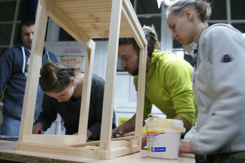 Prace nad ulem wielkopolskim w ramach IV edycji warsztatów pszczelarskich organizowanych przez Fab Lab Łódź w ramach projektu \