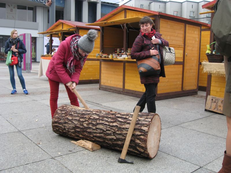 Dzianie barci podczas II Festiwalu Miodu w Katowicach. Autor zdjęcia: Kazimierz Wiśniowski