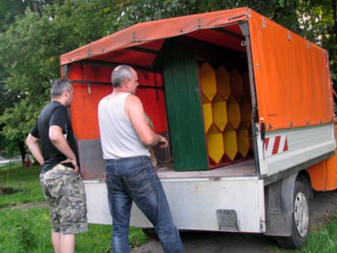 Domek dla pszczół samotnic przywieziony przed ustawieniem na teren Pszczelego Ogrodu Zmysłów. Autor zdjęcia: Marek Przybysz.