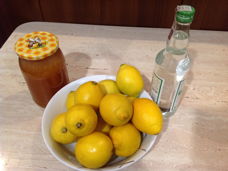Do wykonania nalewki miodowo-cytrynowej potrzebujemy: cytryny, miód oraz spirytus.