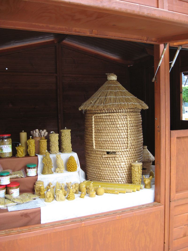 Kószka i świece woskowe podczas II Festiwalu Miodu w Katowicach. Autor zdjęcia: Kazimierz Wiśniowski