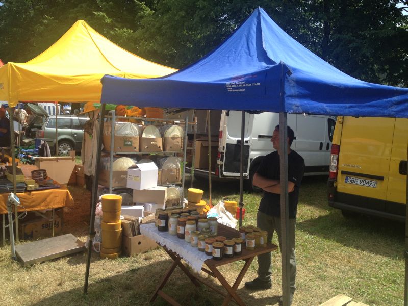 Stoisko z naturalnym miodem.