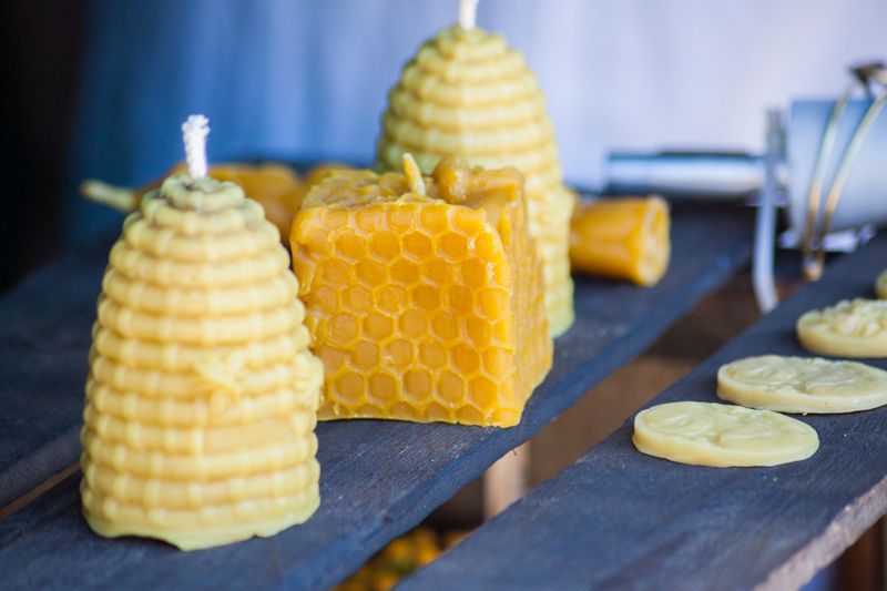 Świeczki woskowe prezentowane klientom podczas VII Święta Miodu w Pszczynie. Autor zdjęcia: Kazimierz Wiśniowski