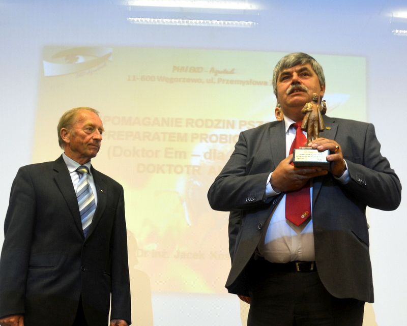 Prezentacja statuetki im. ks. dr Jana Dzierżona podczas I Konferencji Pszczelarskiej w Brzesku (02.09.2017 r.). Autor zdjęcia: Marek Kotfis