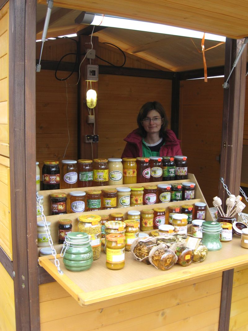 Pszczelarka i słoiki z miodem podczas II Festiwalu Miodu w Katowicach. Autor zdjęcia: Kazimierz Wiśniowski