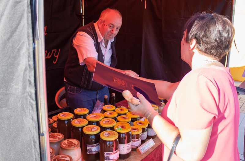 Nagrodzony pszczelarz podczas VII Święta Miodu w Pszczynie. Autor zdjęcia: Kazimierz Wiśniowski