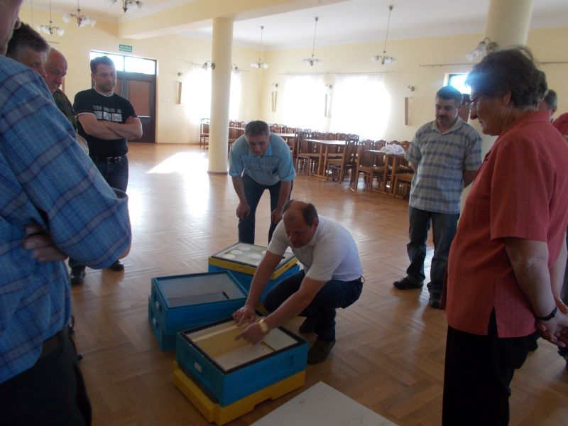 Pszczelarze z Rejonowego Koła Pszczelarzy BARĆ w trakcie szkolenia w Bielińcu 2017.