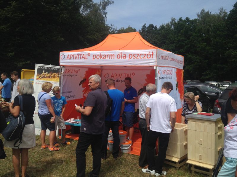 Namiot dla osób zainteresowanych pokarmem dla pszczół marki APIVITAL. XV Spotkanie Pszczelarzy na Trutowisku w Murckach.