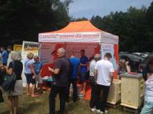 Namiot dla osób zainteresowanych pokarmem dla pszczół marki APIVITAL. XV Spotkanie Pszczelarzy na Trutowisku w Murckach.