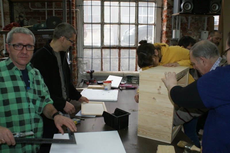 Prace nad ulem wielkopolskim w ramach IV edycji warsztatów pszczelarskich organizowanych przez Fab Lab Łódź w ramach projektu \