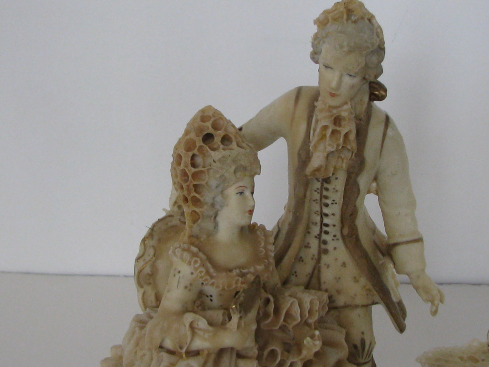 Efekt przemiany figurki przez pszczoły. Autorka: Aganetha Dyck. Fotografia: Peter Dyck. Źródło: www.aganethadyck.ca Artystka udzieliła nam pisemnej zgody na publikację fotografii jej prac.