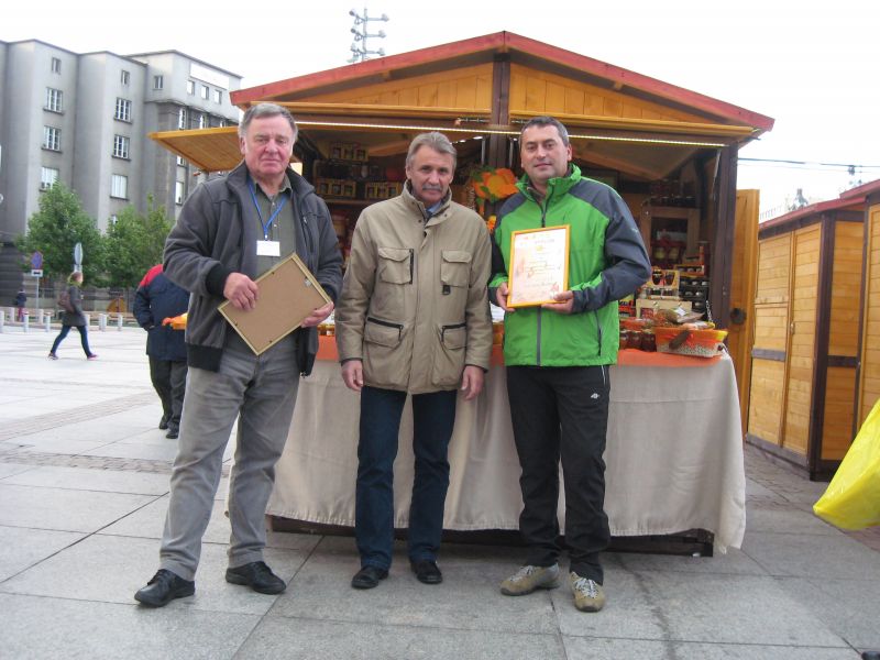 Wręczanie dyplomów na II Festiwalu Miodu w Katowicach. Autor zdjęcia: Kazimierz Wiśniowski