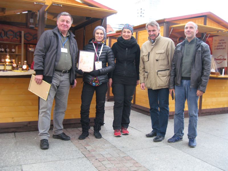 Pamiątkowe zdjęcie podczas II Festiwalu Miodu w Katowicach. Autor zdjęcia: Kazimierz Wiśniowski