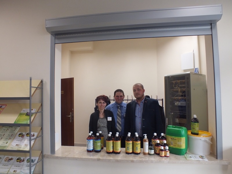 Stoisko wystawowe z probiotykami dla pszczół podczas III Konferencji Pszczelarskiej Klubu Dyskusyjnego Pszczółka. Autor zdjęcia: Michał Piątek