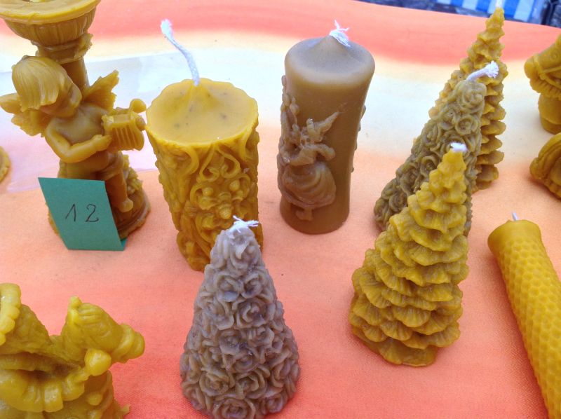 Namiot Pasieka Ojcowska - świece z wosku pszczelego. XXII Krakowskie Miodobranie