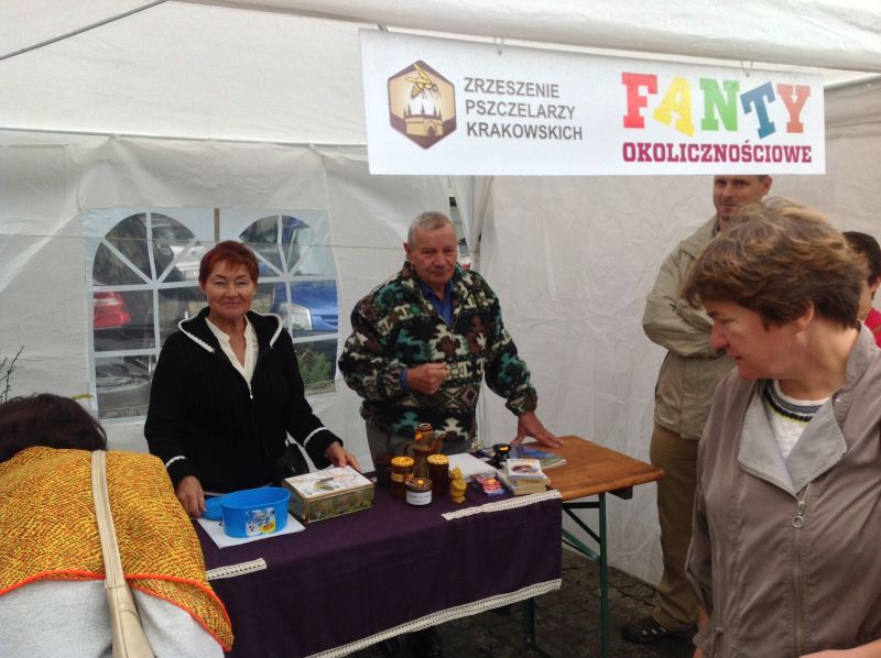 Namiot Zrzeszenie Pszczelarzy Krakowskich - fanty okolicznościowe. XXII Krakowskie Miodobranie