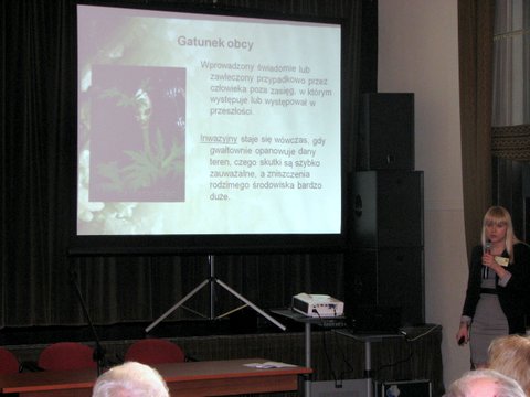 Mgr inż. Luiza Dawidowicz w drugim swoim wystąpieniu przybliżyła problematykę roślin inwazyjnych i ich wpływ na ekosystem. Autor zdjęcia: Marcin Balana.
