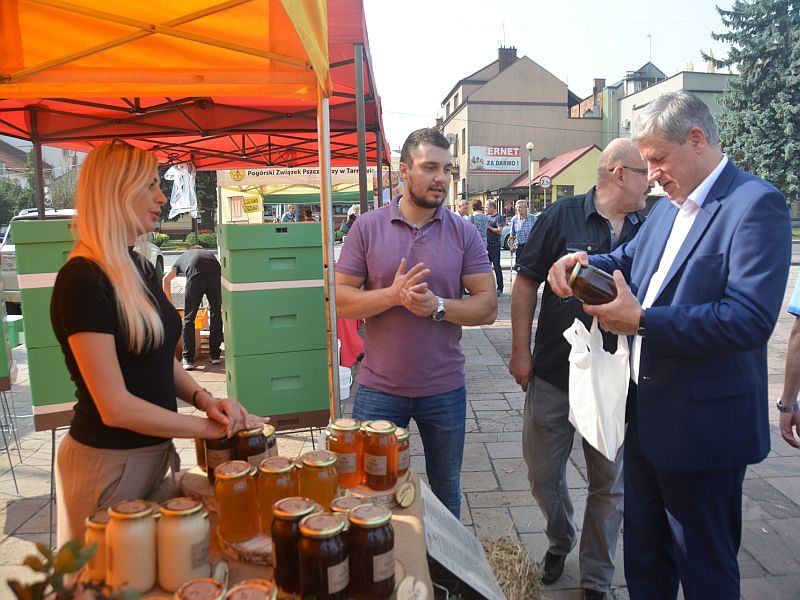 Podczas II Konferencji Pszczelarskiej w Brzesku można było nabyć miody od lokalnych pszczelarzy. Autor zdjęcia: Filip Janusz