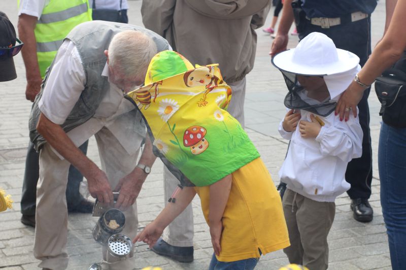 Młodsi uczestnicy parady pszczół XXIII Krakowskiego Miodobrania też dzielili się cennymi radami. Autor zdjęcia: Paweł Balana