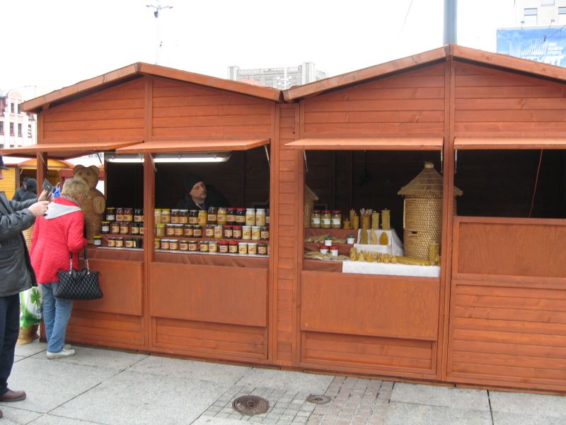 Asortyment pszczelarza podczas II Festiwalu Miodu w Katowicach. Autor zdjęcia: Kazimierz Wiśniowski