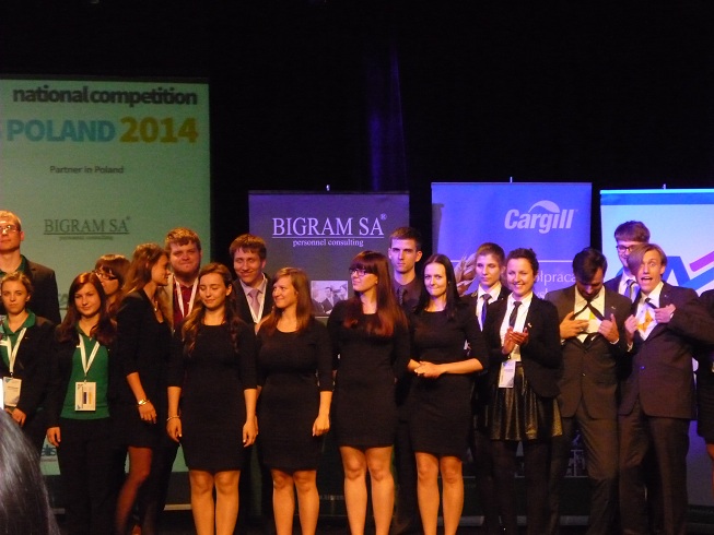 W oczekiwaniu na wynik konkursu. Źródło zdjęcia: Enactus WSZiB.