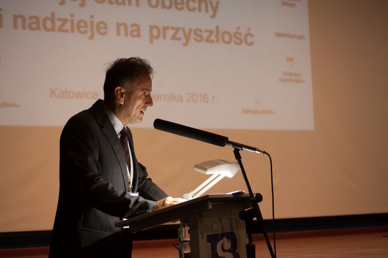 Dr n. farm. Piotr Brukiewicz, Prezes Rady Śląskiej Izby Aptekarskiej, otwiera IV Krajową Konferencję Naukową w Katowicach. Autorka zdjęć: Jadwiga Wiśniowska