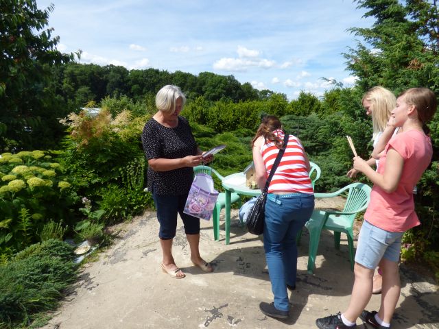 Wręczenie dyplomu, nagrody Pani Krystynie Wołodzko – właścicielce ogrodu przyjaznego pszczołom. Źródło zdjęcia: materiały przez p. Agnieszkę Gałwa.